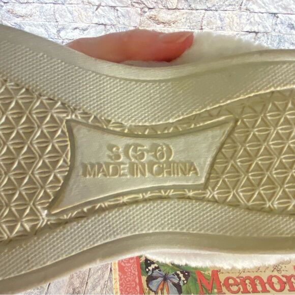 Cozy Fuzzy Womens Slippers with Sequin Detail Slip On Style Size Small 5 - 6 - Picture 6 of 7